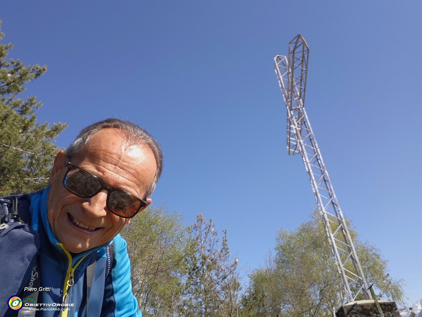 30 Alla Croce di Bracca (937 m) baciata dal sole.jpg